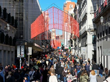 La calle Preciados abarrotada de gente este sábado en Madrid. 