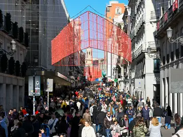 La calle Preciados abarrotada de gente este sábado en Madrid. La calle Preciados abarrotada de gente este sábado en Madrid.