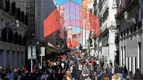 La calle Preciados abarrotada de gente este sábado en Madrid. La calle Preciados abarrotada de gente este sábado en Madrid.