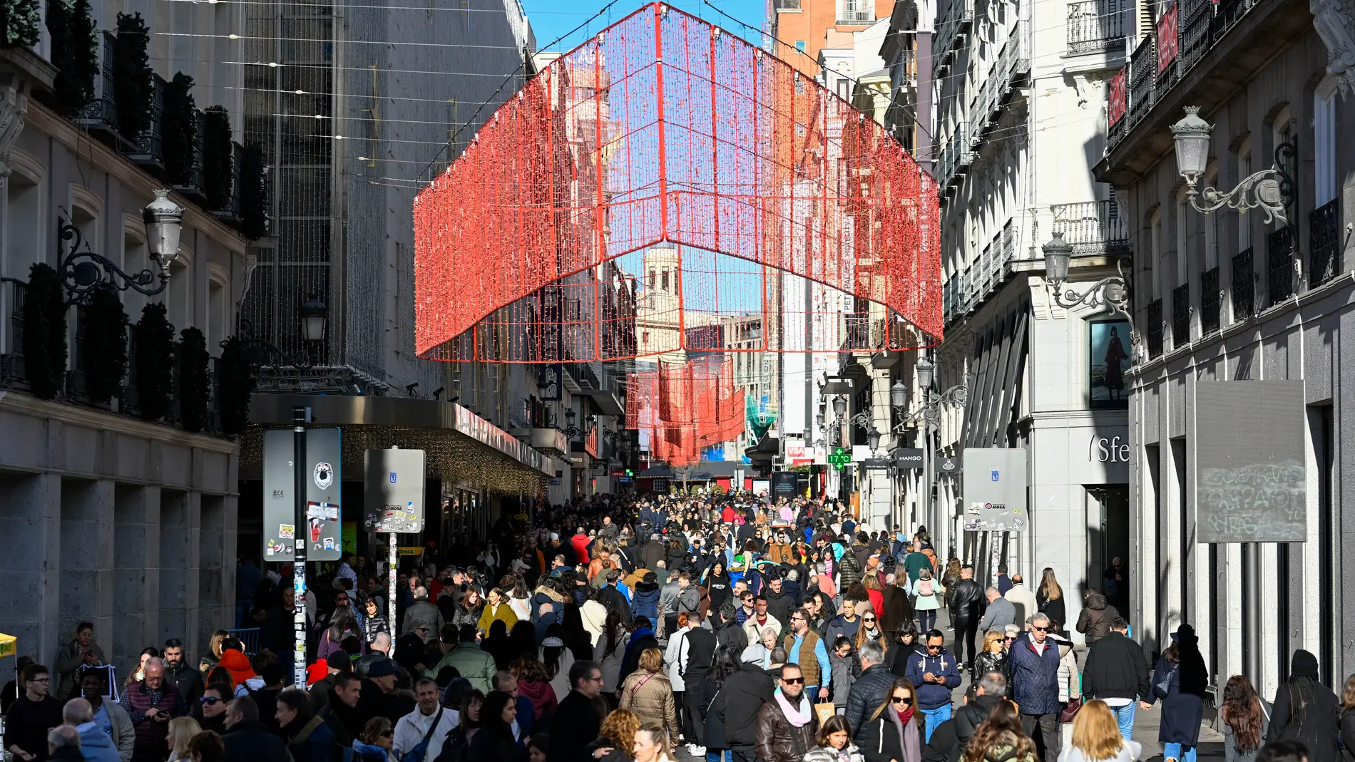 La calle Preciados abarrotada de gente este sábado en Madrid. La calle Preciados abarrotada de gente este sábado en Madrid.