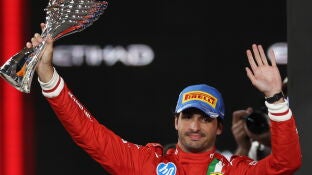 Carlos Sainz celebra su podio en el GP de Abu Dabi 