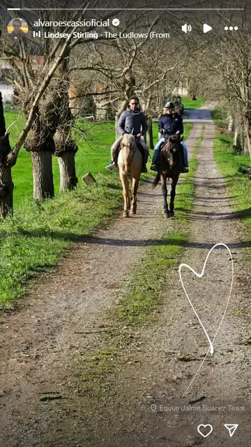 Álvaro Muñoz Escassi y Sheila Casas montando a caballo Álvaro Muñoz Escassi y Sheila Casas montando a caballo
