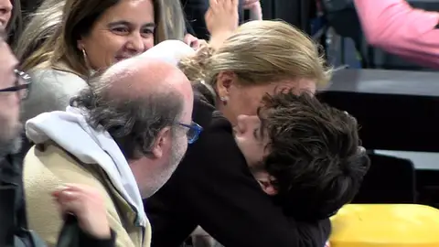 El abrazo entre la infanta Cristina y Pablo Urdangarin El abrazo entre la infanta Cristina y Pablo Urdangarin