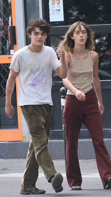 Jack Depp paseando por París