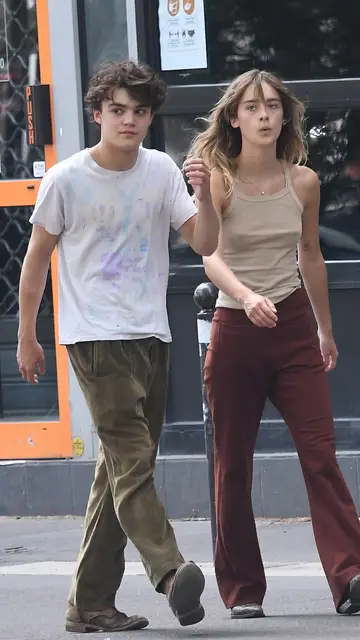 Jack Depp paseando por París Jack Depp paseando por París