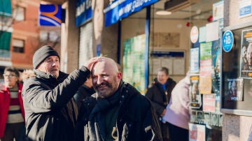 Lotería gratis para los calvos que han acudido a una administración de Sant Boi de Llobregat en Barcelona