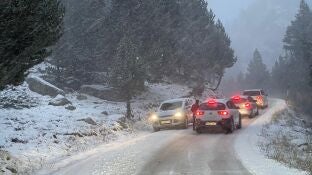 Nieve en la A-139, en el acceso a Llanos del Hospital, en Huesca