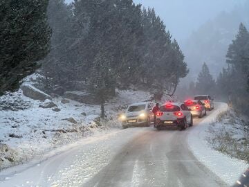 Nieve en la A-139, en el acceso a Llanos del Hospital, en Huesca