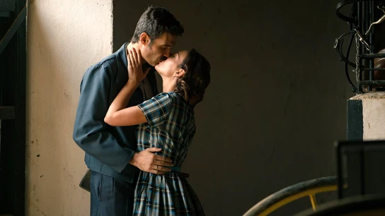 Miriam y Joaquín, incapaces de reprimir sus sentimientos, se dejan llevar y… ¡vuelven a besarse! Miriam y Joaquín, incapaces de reprimir sus sentimientos, se dejan llevar y… ¡vuelven a besarse!