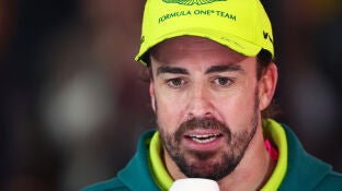 Fernando Alonso atiende a los medios en Yas Marina