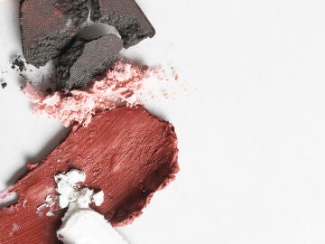 Maquillaje, sombras y corrector entre otros cosm&eacute;ticos