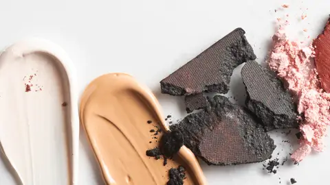 Maquillaje, sombras y corrector entre otros cosméticos Maquillaje, sombras y corrector entre otros cosméticos