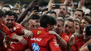 Carlos Sainz se abraza con los mecánicos y miembros de Ferrari en Yas Marina Carlos Sainz se abraza con los mecánicos y miembros de Ferrari en Yas Marina