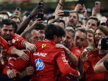 Carlos Sainz se abraza con los mecánicos y miembros de Ferrari en Yas Marina