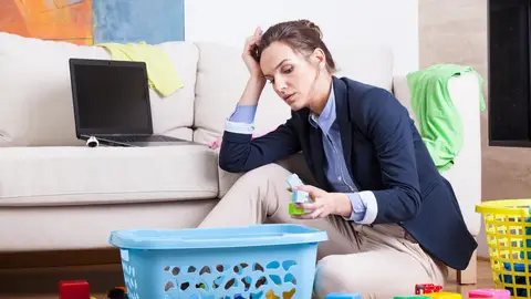 Mujer después de un largo día de trabajo Mujer después de un largo día de trabajo