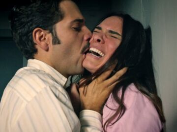 Santiago intenta abusar de Fina en prisi&oacute;n: &ldquo;Te voy a demostrar que soy un hombre de verdad&rdquo;