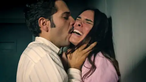 Santiago intenta abusar de Fina en prisión: “Te voy a demostrar que soy un hombre de verdad” Santiago intenta abusar de Fina en prisión: “Te voy a demostrar que soy un hombre de verdad”