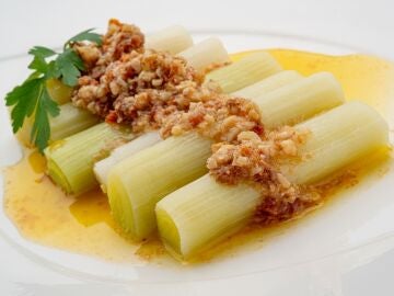 Puerros al vapor con vinagreta de nueces, de Karlos Argui&ntilde;ano: "Una receta sana y natural"