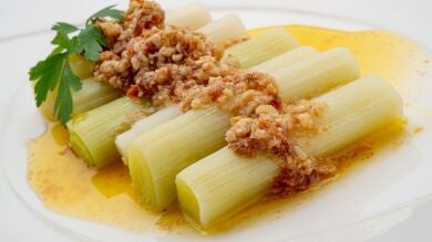 Puerros al vapor con vinagreta de nueces, de Karlos Arguiñano: 