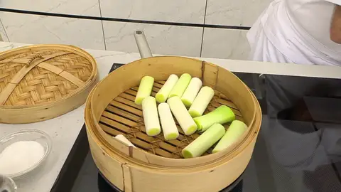 Coloca la vaporeara sobre la cazuela y cuece los puerros Coloca la vaporeara sobre la cazuela y cuece los puerros