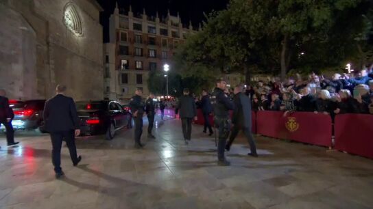 Gritos de "asesinos" a la salida del funeral por las v&iacute;ctimas de la DANA