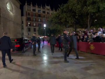 Gritos de "asesinos" a la salida del funeral por las víctimas de la DANA