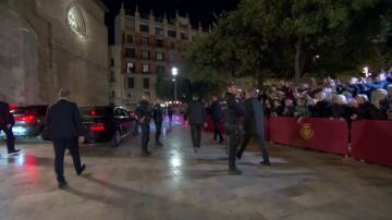 Gritos de "asesinos" a la salida del funeral por las víctimas de la DANA