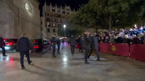 Gritos de "asesinos" a la salida del funeral por las víctimas de la DANA Gritos de "asesinos" a la salida del funeral por las víctimas de la DANA