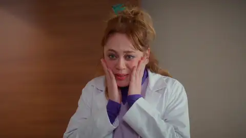 Un descuido que casi lo delata: Timur sorprende a Bahar con la misma pulsera que le regaló a Rengin Un descuido que casi lo delata: Timur sorprende a Bahar con la misma pulsera que le regaló a Rengin