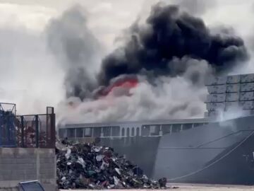 Arde un carguero en un muelle en Gran Canaria