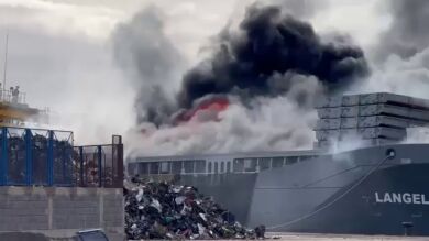 Arde un carguero en un muelle en Gran Canaria