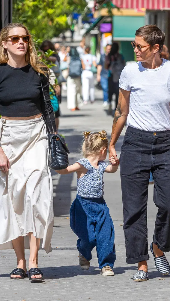 Amber Heard con su hija Oonagh Paige Heard y con Bianca Butti en Madrid Amber Heard con su hija Oonagh Paige Heard y con Bianca Butti en Madrid
