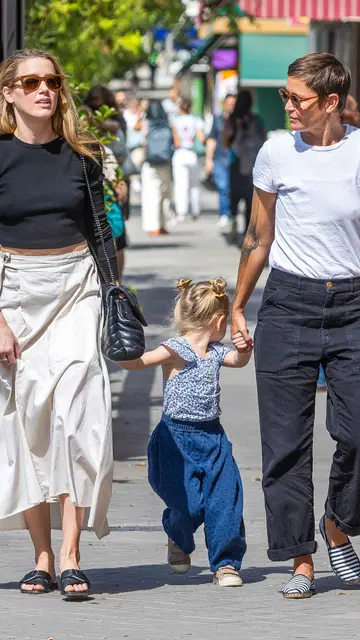 Amber Heard con su hija Oonagh Paige Heard y con Bianca Butti en Madrid Amber Heard con su hija Oonagh Paige Heard y con Bianca Butti en Madrid
