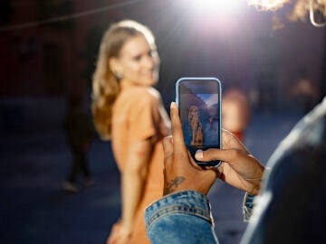 Una joven haciéndose una foto para las redes sociales