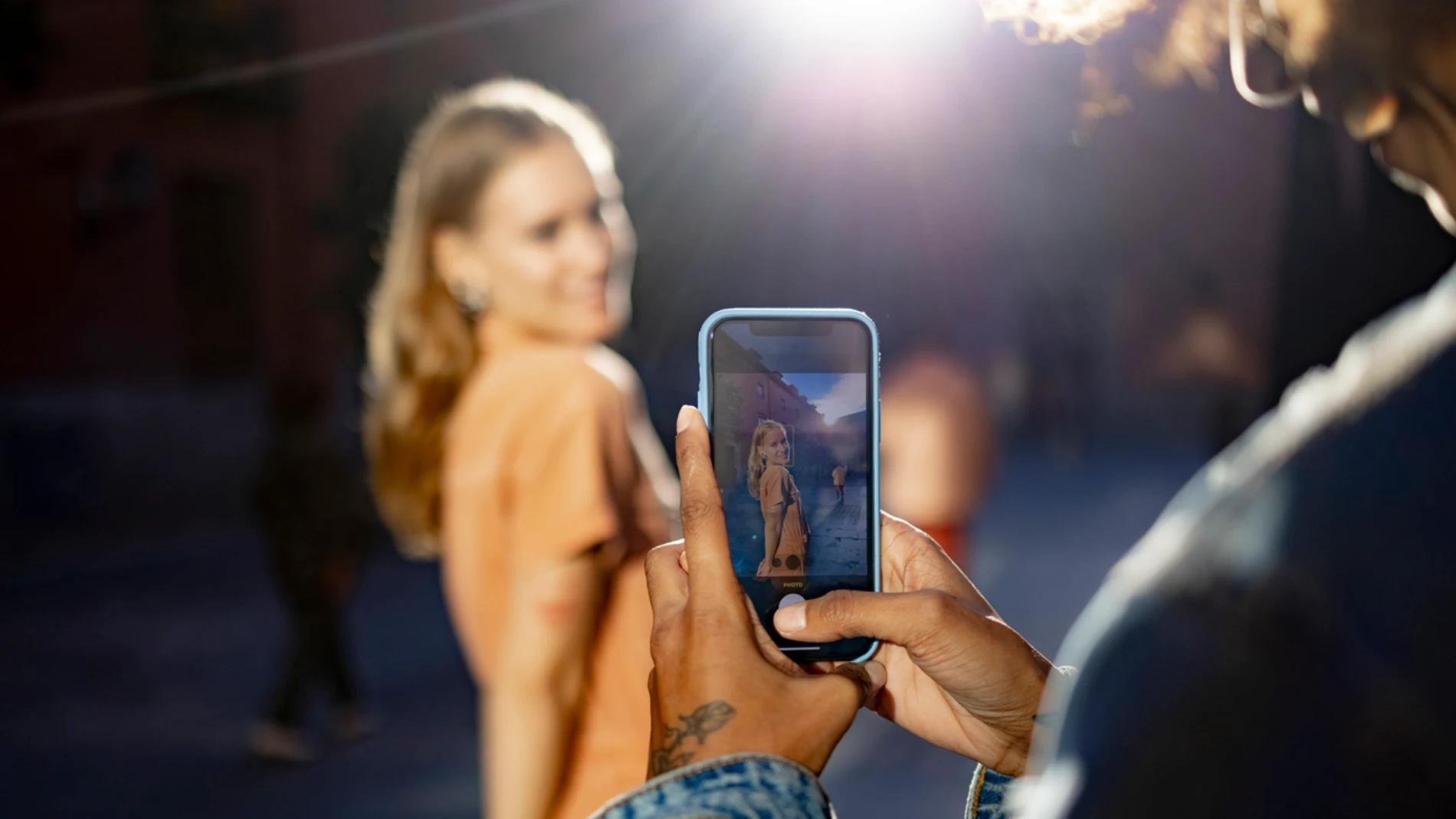 Una joven haciéndose una foto para las redes sociales Una joven haciéndose una foto para las redes sociales