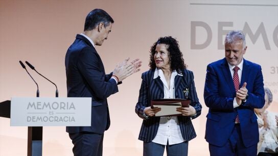  Pedro S&aacute;nchez , &Aacute;ngel V&iacute;ctor Torres durante el homenaje