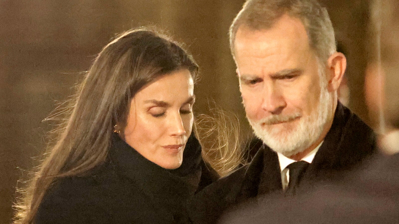 Los reyes Felipe VI y Letizia, muy afectados y de riguroso negro en la misa funeral por las víctimas de la DANA