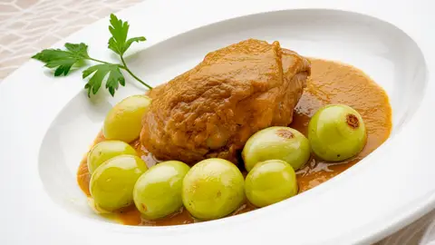 Pavo estofado con uvas salteadas, de Karlos Arguiñano: una receta libre de grasas y con un toque de dulce y salado Pavo estofado con uvas salteadas, de Karlos Arguiñano: una receta libre de grasas y con un toque de dulce y salado