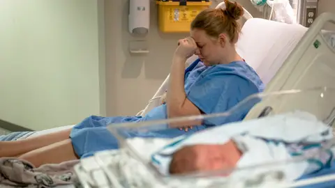 Una mujer en el posparto Una mujer en el posparto