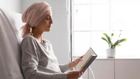 Mujer en una sesión de quimioterapia Mujer en una sesión de quimioterapia