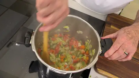 Sazona las hortalizas y rehógalas a fuego medio Sazona las hortalizas y rehógalas a fuego medio