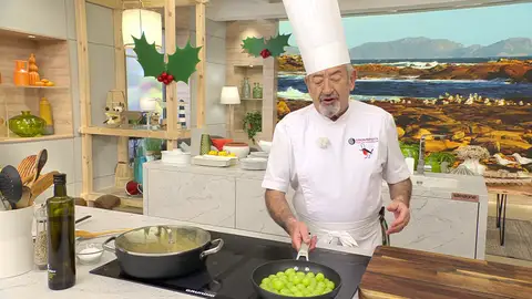 Agrega las uvas y saltéalas Agrega las uvas y saltéalas