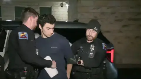 A3 Noticias de la mañana (10-12-24) Detienen al sospechoso del escalofriante asesinato del CEO de UnitedHealthcare en Nueva York. A3 Noticias de la mañana (10-12-24) Detienen al sospechoso del escalofriante asesinato del CEO de UnitedHealthcare en Nueva York.