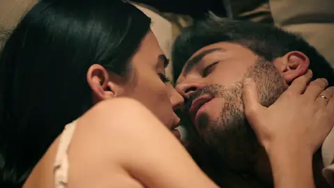 María aprovecha la situación para acercarse a Andrés y… ¡pasan la noche juntos! María aprovecha la situación para acercarse a Andrés y… ¡pasan la noche juntos!