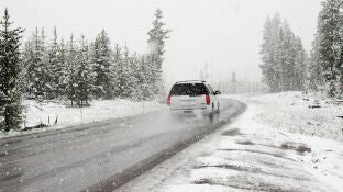Un coche en la nieve