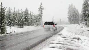 Un coche en la nieve Un coche en la nieve