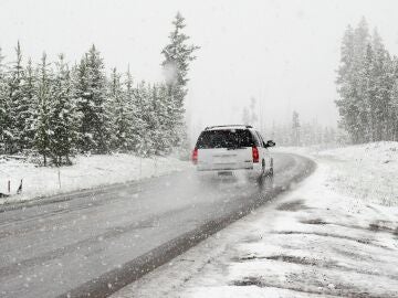 Un coche en la nieve