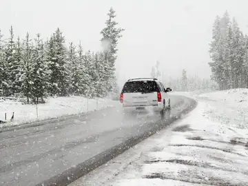 Un coche en la nieve Un coche en la nieve