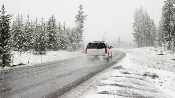 Un coche en la nieve