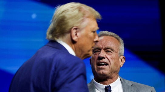Robert F. Kennedy Junior, en un acto de campa&ntilde;a junto a Donald Trump